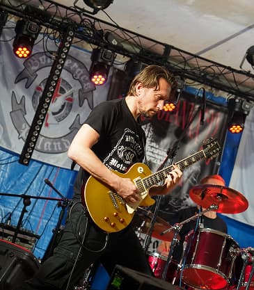 gitarzysta podczas koncertu